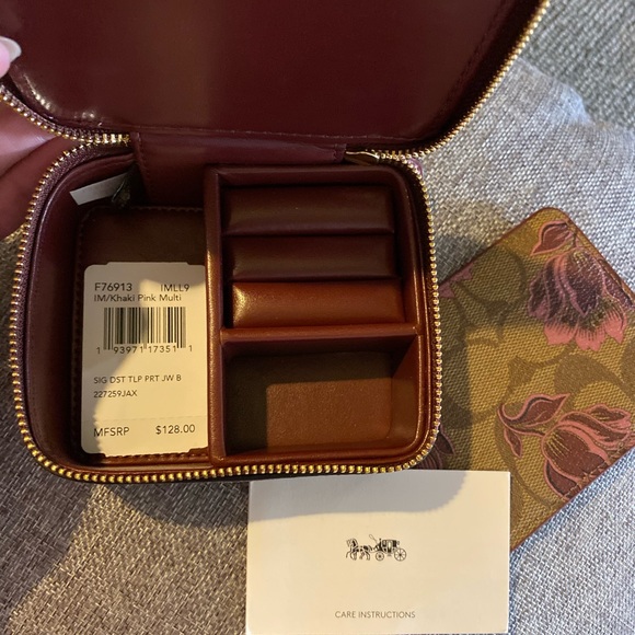 *SOLD*🎄Coach Jewelry Box - Picture 2 of 7